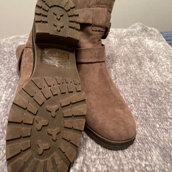 Brown suede ankle boots - Picture 3 of 3